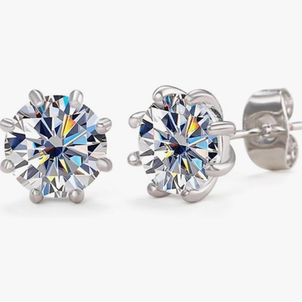 💕 NEW Sparkling & Dazzling Silver Crystal Stud Earrings 💕